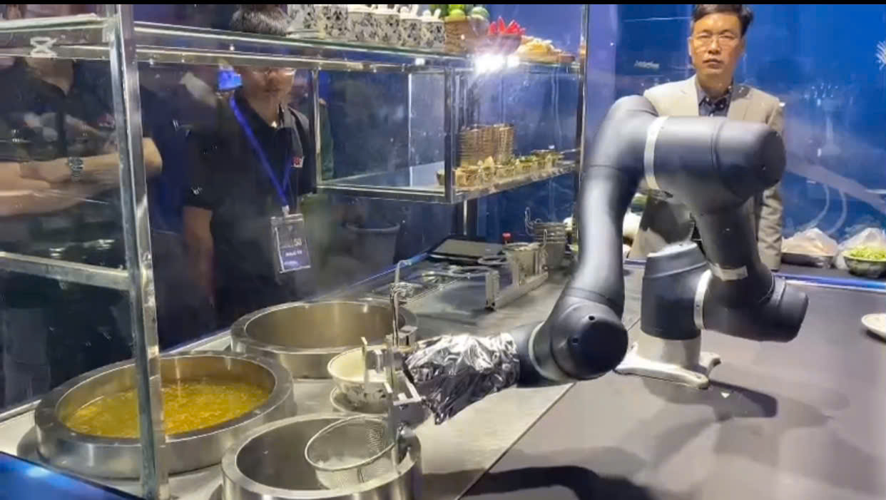 Video cận cảnh robot chế biến phở phục vụ người dân